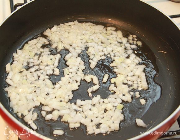 Лучок нашинковать и обжарить на растительном масле.