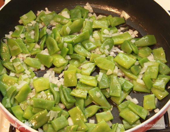 К луку добавить фасоль и жарить ещё минут десять.