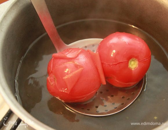Пока обжариваются фасоль с луком, займёмся томатами. Необходимо избавиться от кожицы: помидоры погрузить в кипяток. Когда лопнет кожица, резко охладить, т.е. положить в холодную воду со льдом. Снять с обалдевших помидоров шкурку, мякоть нарезать на кусочки.