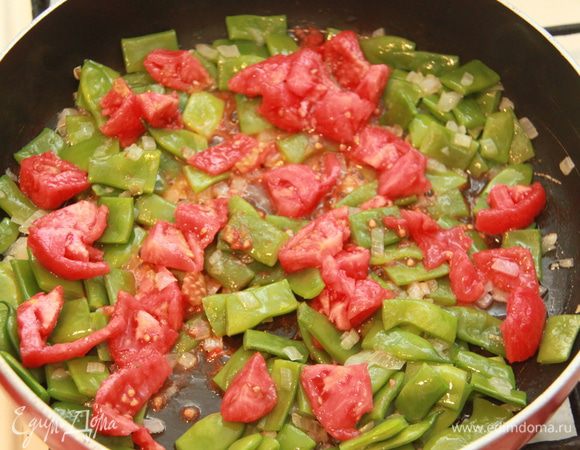 Добавить мякоть помидоров к основной массе. Обжаривать, пока не выпарится весь томатный сок.