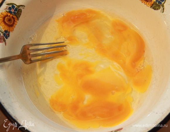 Яйца развести вилкой, но не взбивать. Посолить и поперчить по вкусу.