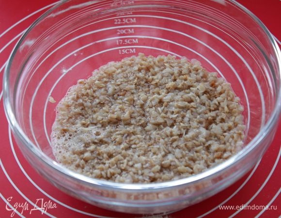 Хлопья залить горячей водой и оставить разбухать на 5 мин.