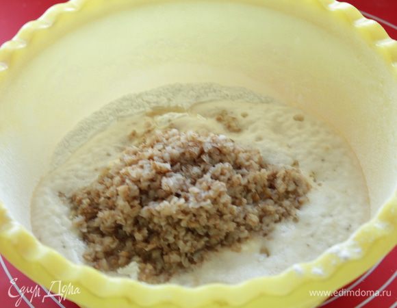 Муку смешать с дрожжами, солью, сахаром, маслом и добавить  хлопья. 