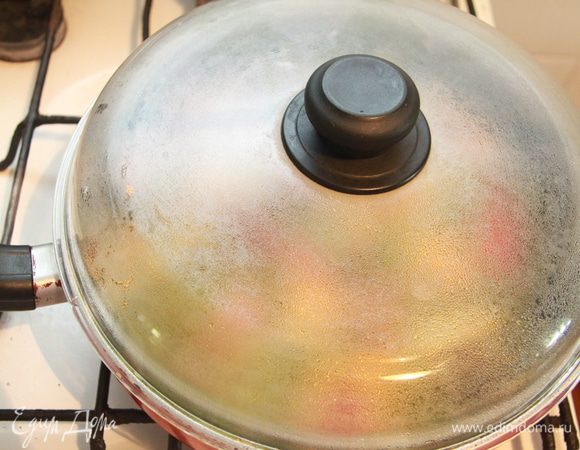 Залить яйцами овощи-зелень и томить на слабом огне минут десять под крышкой.