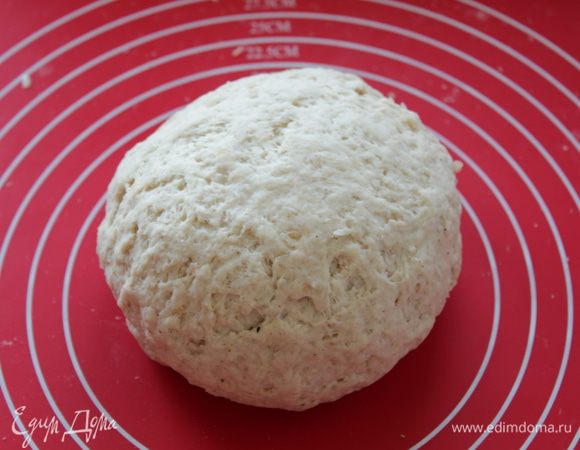 Замесить тесто, вымешивать в течение 10 минут.
Оставить подходить в теплом месте.