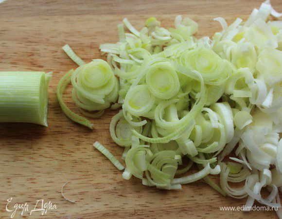 Порей нарезать тонкими полукольцами.
