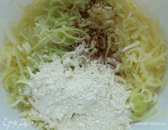 Соединить картофель и порей, добавить соль, перец, мускатный орех и муку. В оригинальном рецепте нет яйца, но я его добавила от себя...