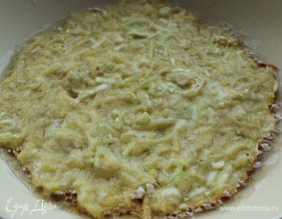 Выложить смесь в сковороду с разогретым маслом. При помощи лопатки сформировать лепешку.