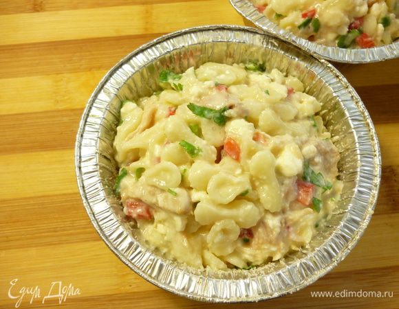 Наполнить подготовленной смесью,слегка утрамбовать ложкой,что бы запеканочки получились ровные и не пустые внутри.Сверху кладем маленький кусочек сливочного масла.