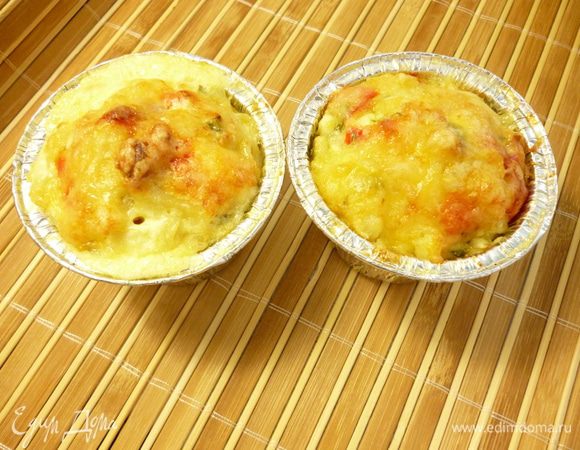 Формочки ставим на противень и запекаем 20-25 минут при 170-180 градусах. В конце запекания можно увеличить температуру, чтобы сыр зарумянился. Достать формочки с запеканками из духовки, накрыть полотенцем и дать постоять минут 5-10.