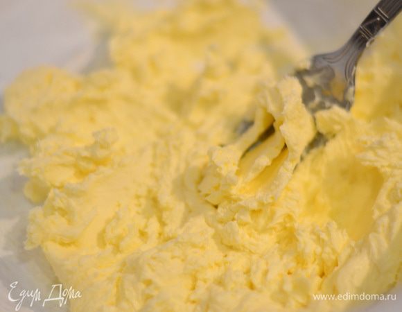 Сгущенное молоко, не вскрывая банки, заливаем водой и варим 2–2,5 часа. Для теста взбиваем масло.