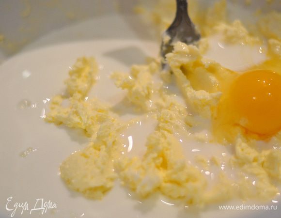 Добавляем яйцо, молоко, муку, немного соли.