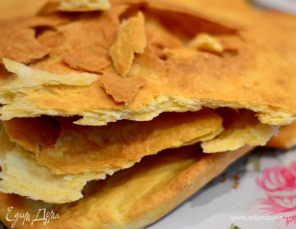 Выпекаю в духовке при температуре 230°C до образования золотистого цвета минут 30. Потом, когда тесто приготовилось, дала коржику охладиться, и мелко его руками просто обламываю на маленькие кусочки.