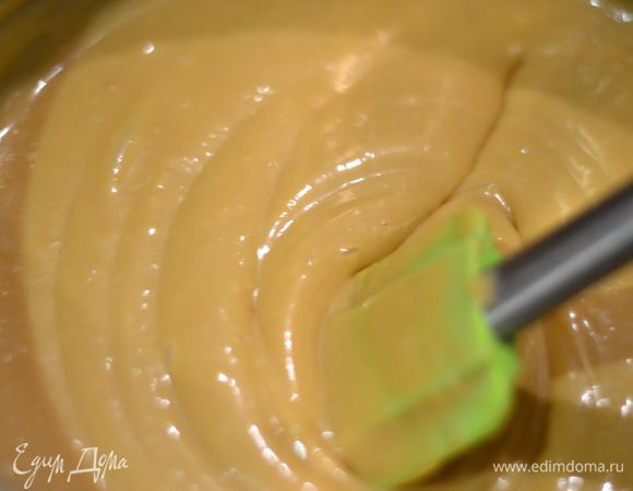 Для крема размягченное сливочное масло взбиваем, постепенно добавляя сгущенное молоко. И масло, и сгущенное молоко должны быть комнатной температуры.