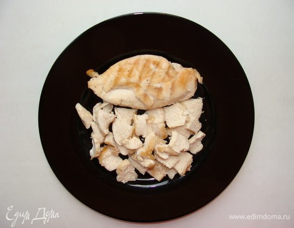 Грудку обжарить на сковороде без масла с солью и перцем до готовности. Остудить, нарезать плоскими кусочками.