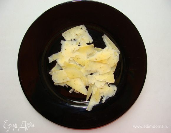 Сыр настругать мелкими "лепесточками".