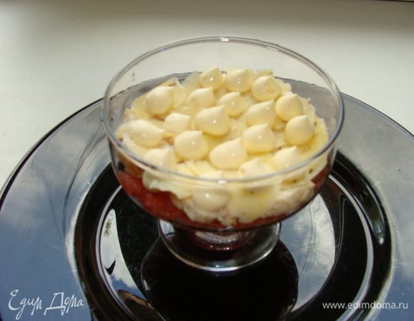 На грейпфрут, следующим слоем выложить грудку, потом стружку сырную, сверху капельки майонеза.