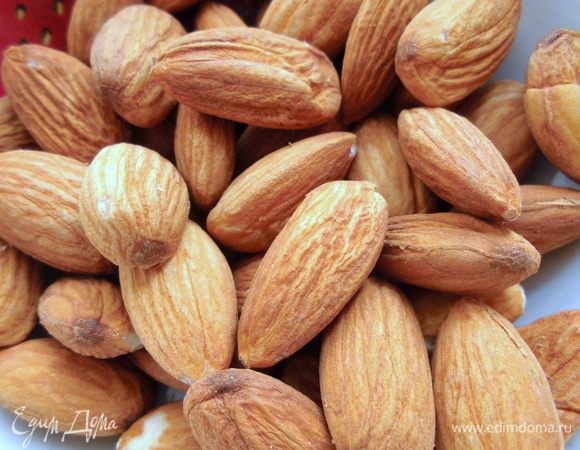 Финики замочить в воде, если твердые, на 2 часа. У меня они были мягкими, поэтому я не замачивала. Взбить погружным блендером вместе с водой, в которой они замачивались (советую взять половину нормы воды и добавить в самом конце, если понадобится). Миндаль измельчить в блендере или ступке не очень мелко (так, чтобы были кусочки разного размера). Добавить к финиковой жидкости.