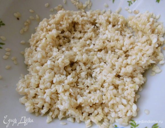 Промыть и просушить кунжут, добавить к орехам и финикам.