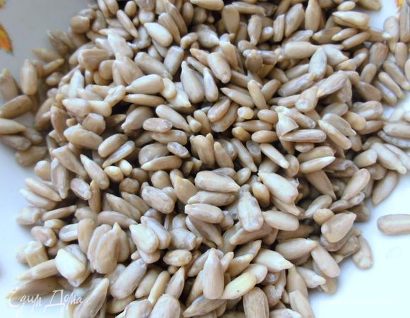 Туда же добавляем подсолнечные семечки.