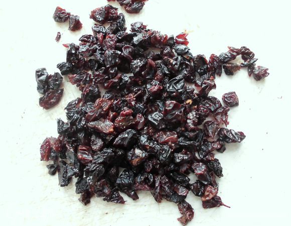 Изюм крупно порезать и добавить к массе.