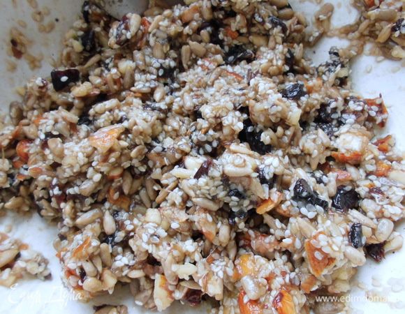 Теперь для придания вязкости нужно добавить либо банан, либо мёд. Я сразу добавила половинку размятого банана, но масса меня еще не устраивала, поэтому добавила и 1 ст. л. мёда. Если все равно получается недостаточно вязко, можно добавить немного кунжута и семечек. 