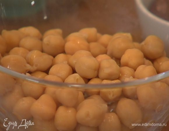 Нут замочить на ночь, затем воду слить, а горох промыть.