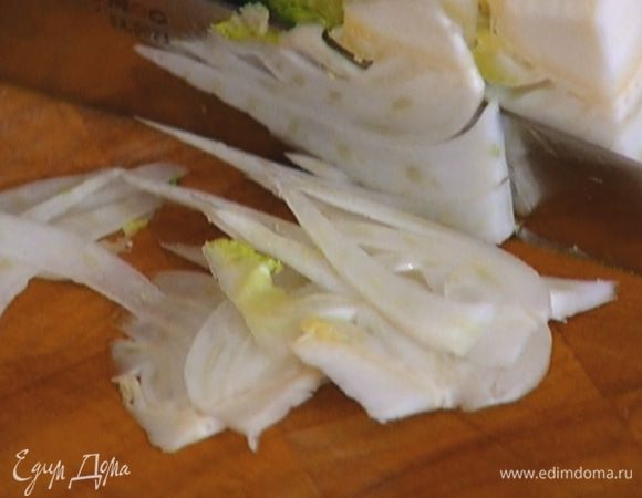 Фенхель порезать тонкой соломкой.