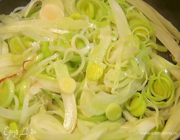 Слегка разогреть в сковороде 2 ст. ложки оливкового масла и, периодически помешивая, обжарить порей и фенхель до прозрачности.