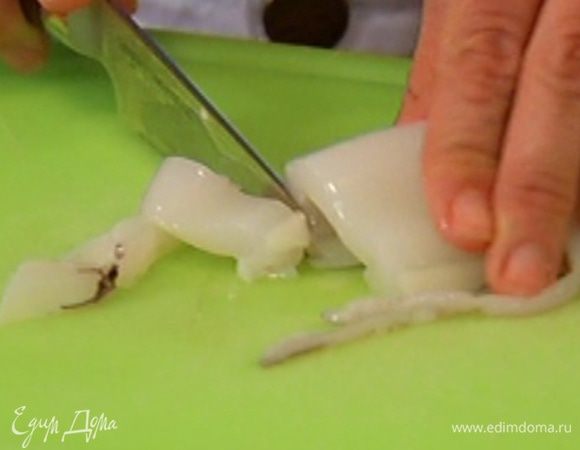 Кальмаров нарезать кольцами.