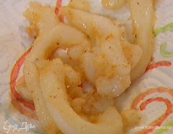 В небольшом глубоком сотейнике разогреть масло для фритюра, кальмаров и креветки обваливать в муке со специями и обжаривать по нескольку минут в масле, а затем выкладывать на бумажное полотенце, чтобы убрать излишки жира. Готовность кальмаров можно определить по цвету, изменившемуся на белый.