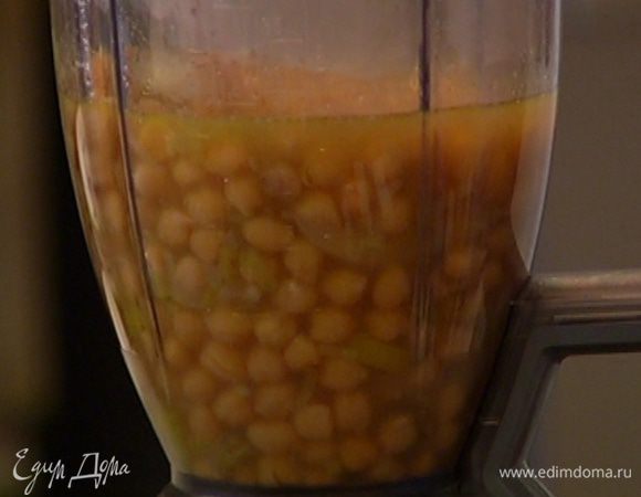 Готовый суп посолить, поперчить и взбить в блендере в пюре, если остыл — перед подачей прогреть в кастрюле. 