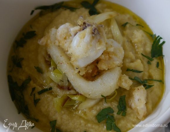 Суп разлить в тарелки, в каждую сверху выложить обжаренный фенхель и порей, пару кальмаров и креветок в кляре, посыпать петрушкой и сбрызнуть оливковым маслом.