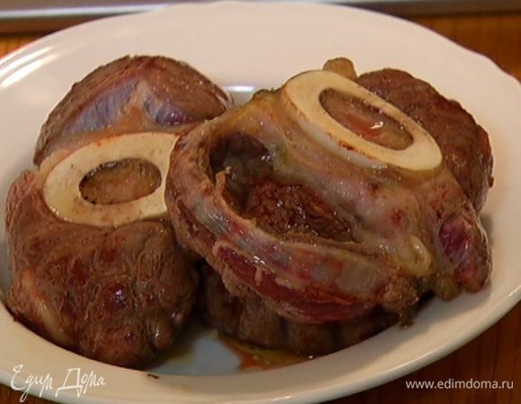 Разогреть в сковороде оливковое масло и обжарить мясо с двух сторон до золотистой корочки.