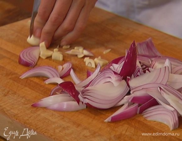 Чеснок почистить и крупно нарезать.