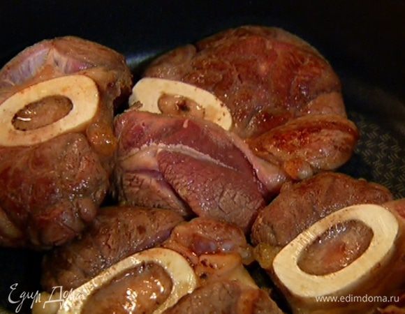 Обжаренное мясо вынуть из сковороды и поместить в глубокий сотейник. 