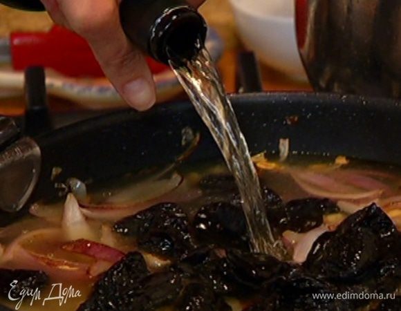 В сковороду к луку с чесноком добавить чернослив, влить 250 мл горячего куриного бульона и белое вино и довести до кипения.