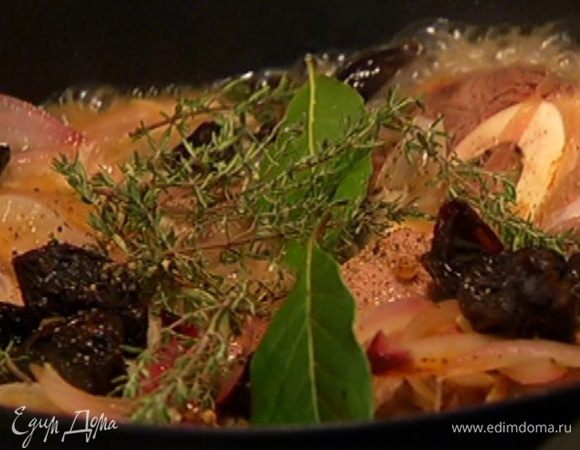 Опустить в бульон с вином бадьян, гвоздику, кардамон, кориандр, цедру апельсина и пеперончино, все перемешать и влить в сотейник к мясу, посолить, поперчить, добавить лавровый лист и тимьян. Тушить под крышкой 2–3 часа на медленном огне. Если соус не покрывает мясо —доливать понемногу оставшийся куриный бульон. 