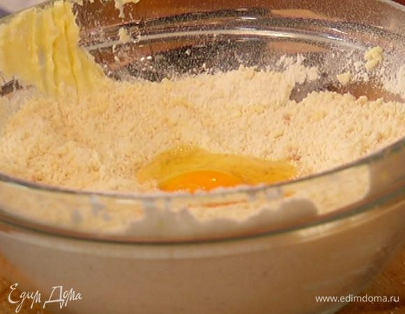 Добавить яйца, немного вымесить тесто руками, влить молоко и еще раз все вымесить.