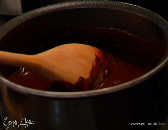 Приготовить глазурь: высыпать сахар в небольшую кастрюлю, влить 4 ст. ложки воды и сварить карамель. Убавить огонь, добавить в карамель кусочки шоколада и дать ему раствориться, затем влить сливки, перемешать деревянной лопаткой и выключить огонь.