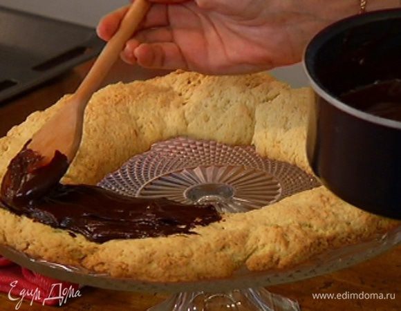 Покрыть песочное кольцо шоколадной глазурью.