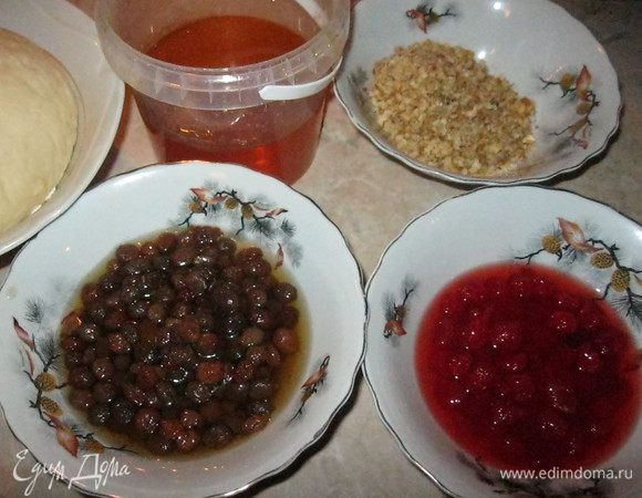 Начинку надо приготовить заранее. За день до прихода гостей я купил по сто грамм сушеного черного изюма и вяленой вишни. Вишню залил стаканом горячей воды, добавил столовую ложку меда, две столовых ложки коньяка, щепотку соли и пол чайной ложки лимонной кислоты. Так же поступил с изюмом, только кислоту не добавлял. Все оставил настаиваться на ночь.