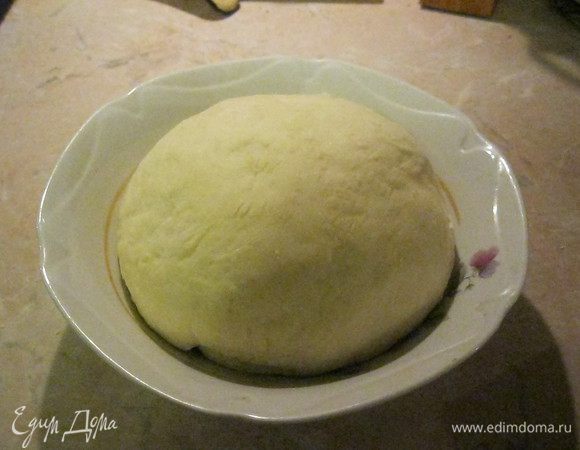 За три часа до прихода гостей начал готовить тесто. Столовую ложку дрожжей положил в полстакана теплого молока и добавил по чайной ложки сахара и пшеничной муки. Через полчаса дрожжи забродили. Стакан муки просеял через сито, смешал с яйцом и опарой. Добавил в него столовую ложку сливочного масла, две столовых ложки ванильного сахара, щепотку соли и хорошенько замесил. Шарик теста накрыл влажным полотенцем и оставил подходить на пару часов.