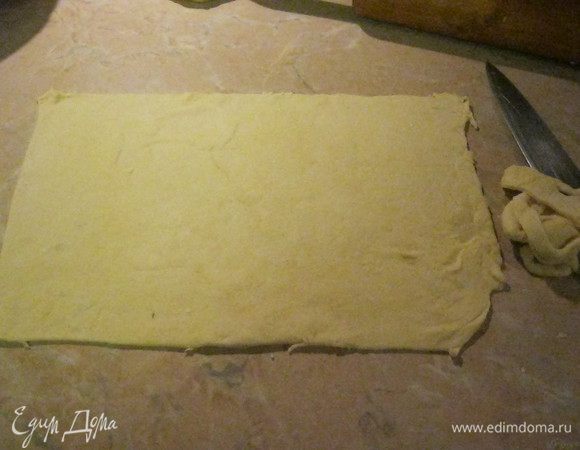 Готовое тесто увеличилось в два раза. Я разделил его на две части и раскатал, а потом обрезал так, что бы получилось два прямоугольника размером с две ладони.