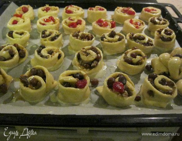 Булочки пекутся 10-12 минут при температуре 180 градусов. Так что не обязательно готовить их за долго до прихода гостей.  Можно это сделать и после. Теплые они вкуснее.
К десерту заварил чай с боярышником, шалфеем и мятой. Всем понравилось. Даже моя маменька похвалила, а это высокая оценка.
Алкоголь из начинки выпаривается во время выпечки, так что можно спокойно давать булочки детям.
Вообще-то начинку можно положить любую. Придумывайте сами и приятного аппетита.
