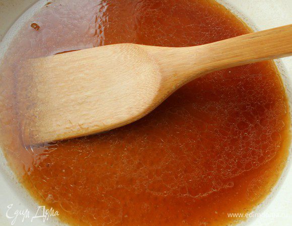 Влейте пиво и соевый соус, добавьте имбирь и корицу. Немного уварите соус, затем положите в него помытые и обсушенные крылья.