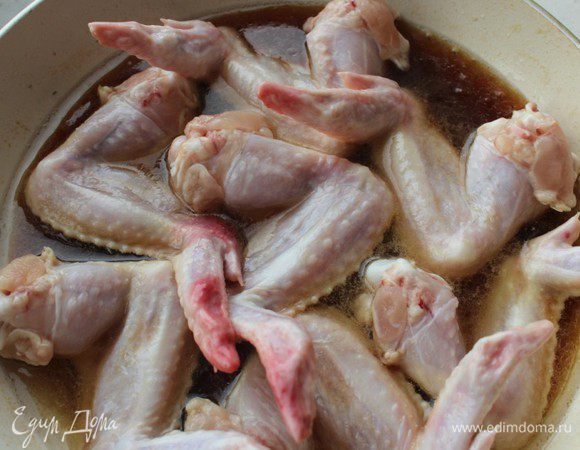 Тушите крылья на сильном огне 5–7 минут. Периодически переворачивайте, чтобы крылья были равномерно покрыты соусом.