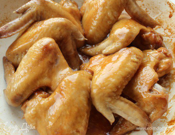 Постепенно соус превратится в глазурь. Теперь необходимо уменьшить огонь до минимума и готовить еще 2–3 минуты.