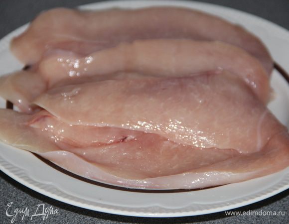 Куриную грудку разрезаем на тонкие полоски...