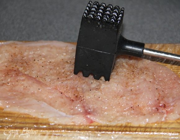 Каждый кусочек отбиваем с двух сторон молоточком. Солим и перчим...